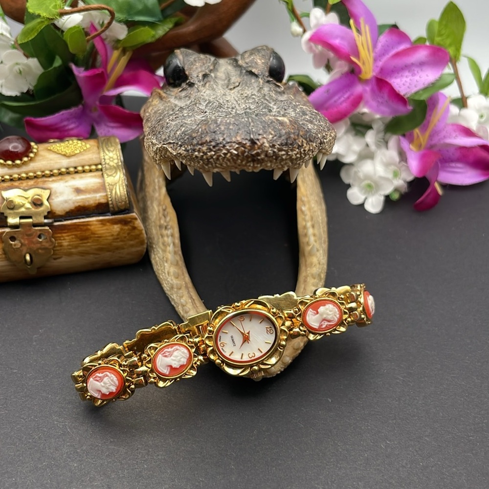 Quartz Cameo Bracelet Watch vintage B27